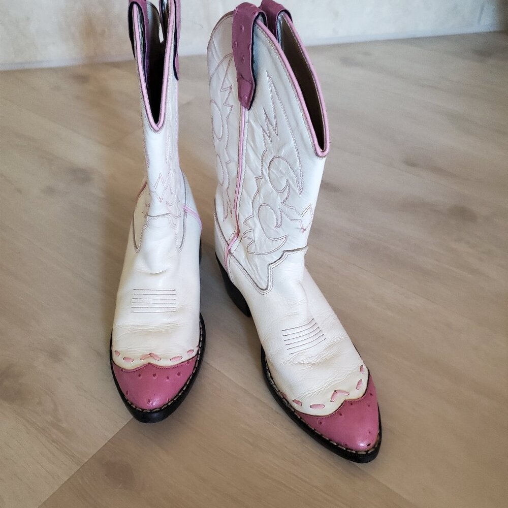 Ladies/girls white leather cowboy boots with pink trim and stitching